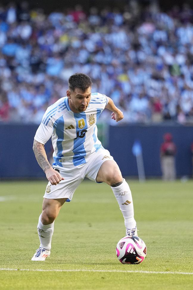 飞起来了！美国高中球员这波操作太秀了！（起飞！美国高中球员这一波神操作震撼全场）