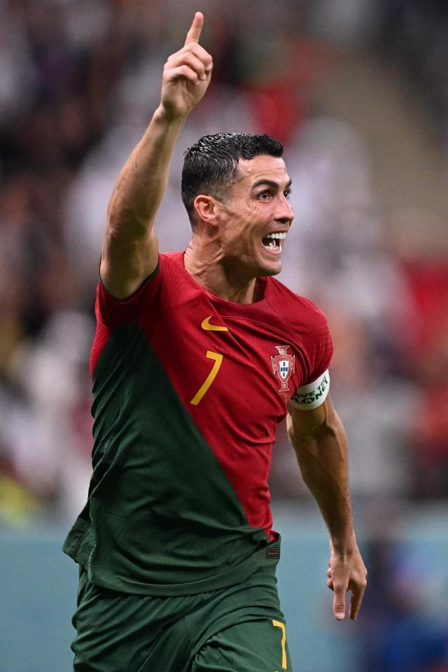 咔咔一顿扣！克里斯17中11&罚球9中6砍下28分8板4助2断（暴扣不停！克里斯17投11中、罚球9罚6中轰下28分8篮板4助攻2抢断）