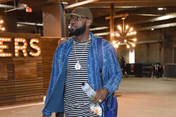 激斗二番战，沙尔克球迷再次与多特蒙德球迷在科隆斗殴（科隆再起风波：沙尔克与多特蒙德球迷二次爆发激烈冲突）