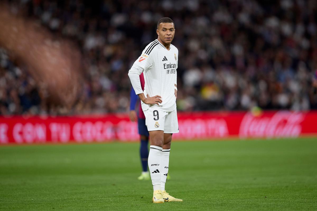 西媒：阿联酋企业慷慨赠送，巴萨球员喜获黄金iPhone（西媒：阿联酋企业豪赠金版iPhone，巴萨球员集体获礼）