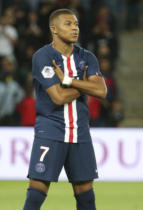 亚马尔被换下后不太高兴？弗里克打趣：下场我就让亚马尔替补（亚马尔被换后显不悦？弗里克笑称：下一场让他坐替补）