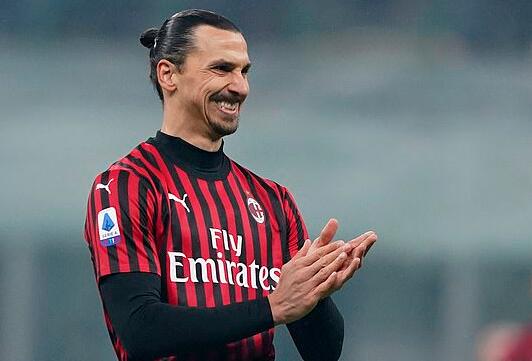 巴萨重返诺坎普进行公开训练，卡萨多：我梦想着在这里踢球（巴萨回归诺坎普开放训练，卡萨多：在这里踢球是我的梦想）