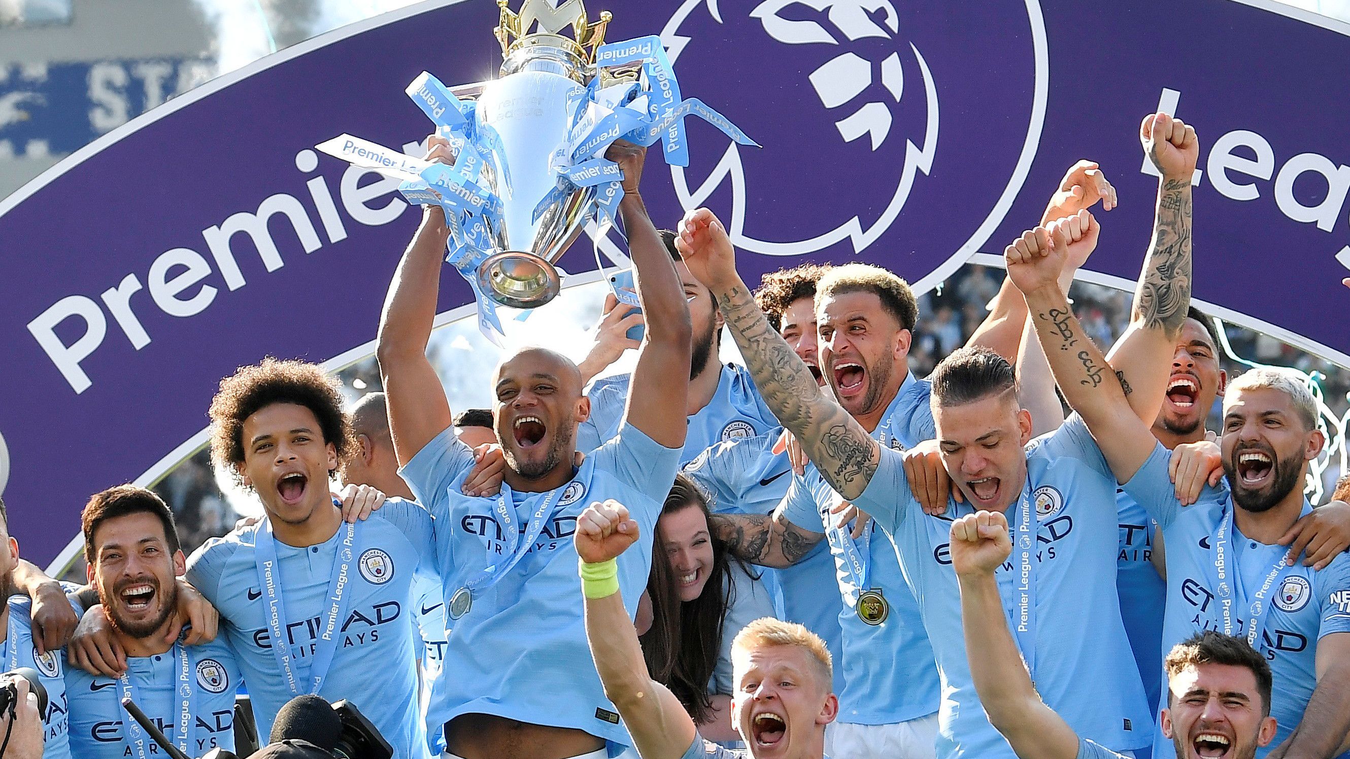 国安球员列队欢迎两位久违强援入队，中超金靴意外领衔，值得期待（两位久违强援归队获国安将士列队相迎，中超金靴意外打头阵，看点十足）