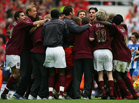 ATP总决赛第5日综述：阿卡3连胜锁定年终第一，德米纳尔赢球晋级