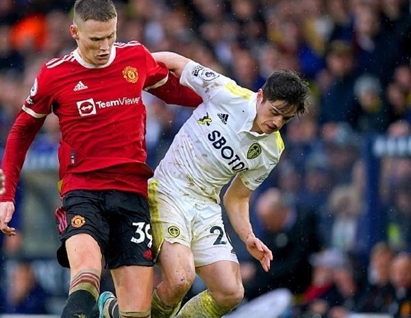 霍伊伦德梅开二度 那不勒斯击败尤文后登上意甲榜首（霍伊伦德双响，那不勒斯力克尤文登顶意甲榜首）