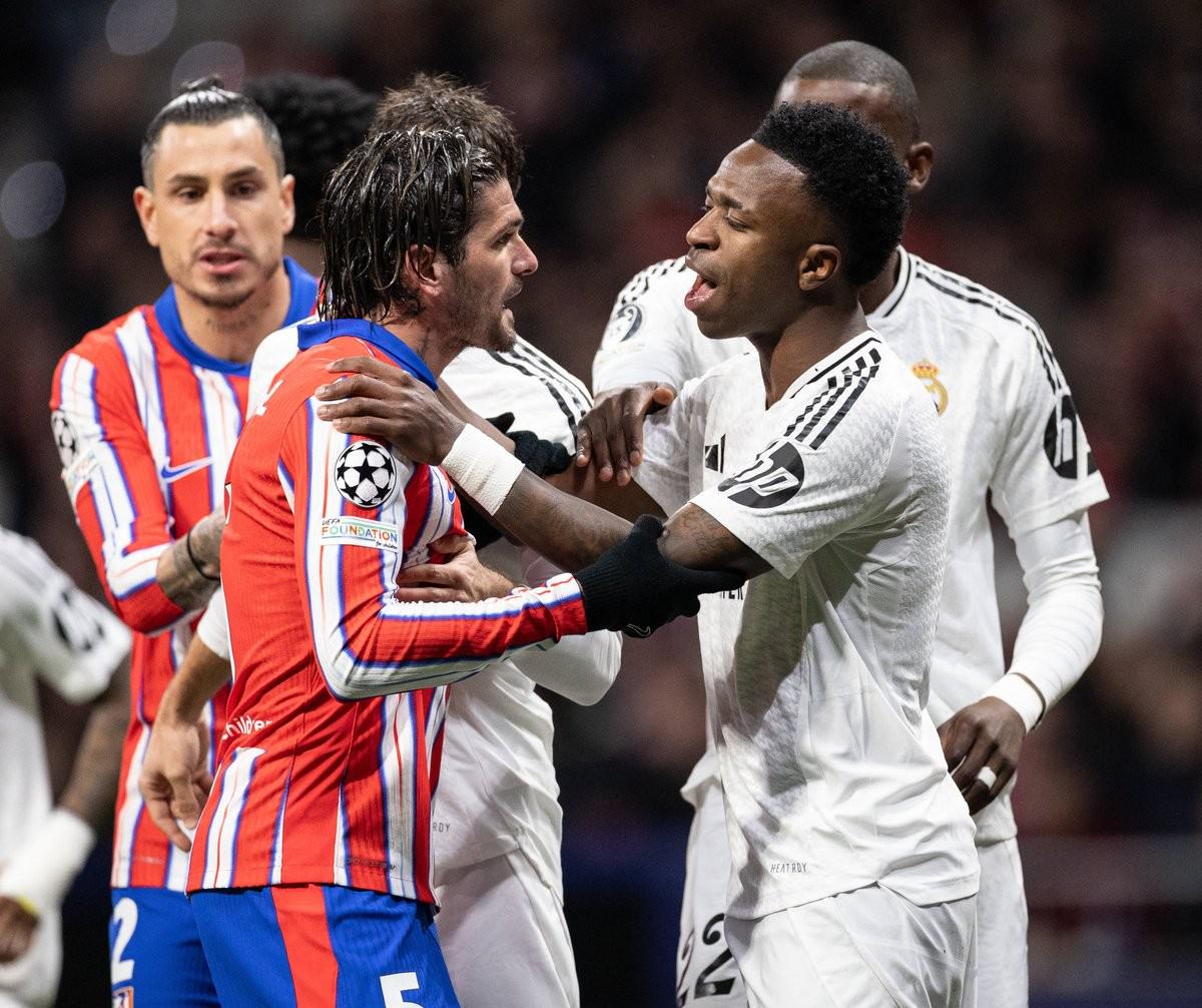 湖人詹姆斯关键三分锁定胜利（詹姆斯命中关键三分，助湖人锁定胜局）